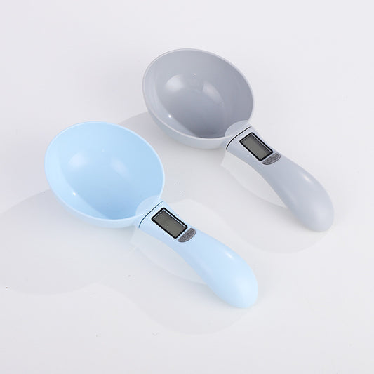 A pet food spoon with a LCD screen for weighing to make sure the quantity of food provided to your paws